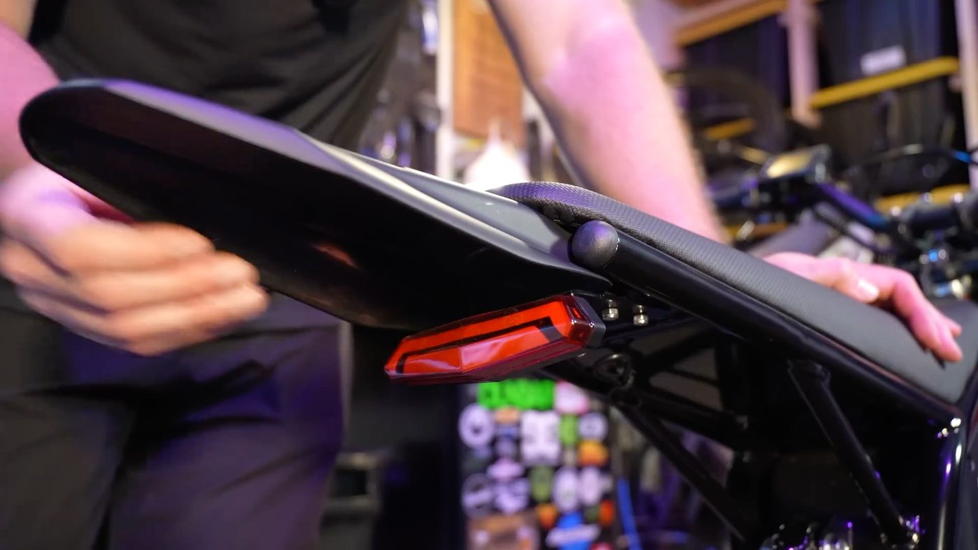 Extended rear fender with integrated tail light