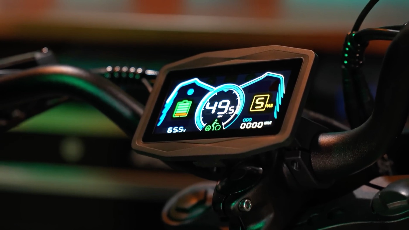 Tuttio ICT display reading 49.5 mph on the stand