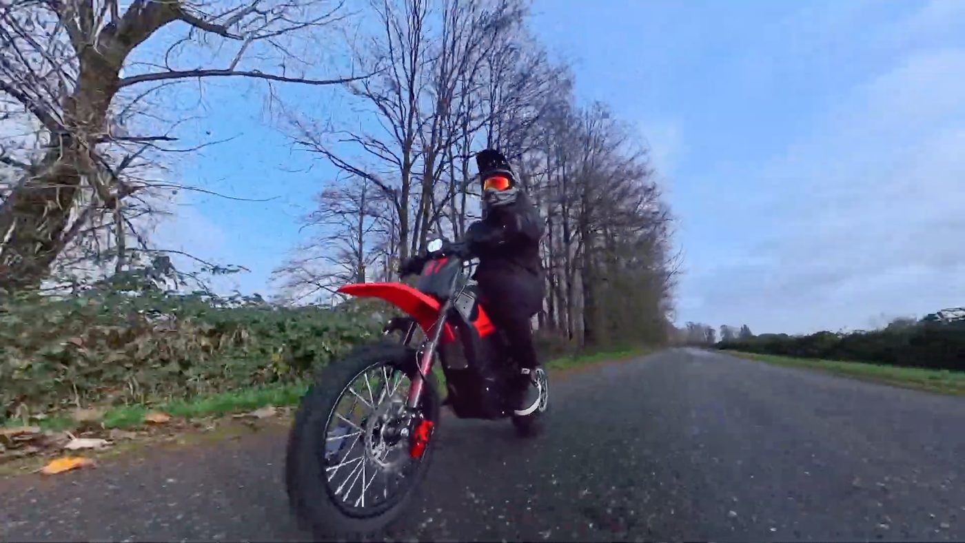 Riding the Yozma IN 10 along a country road